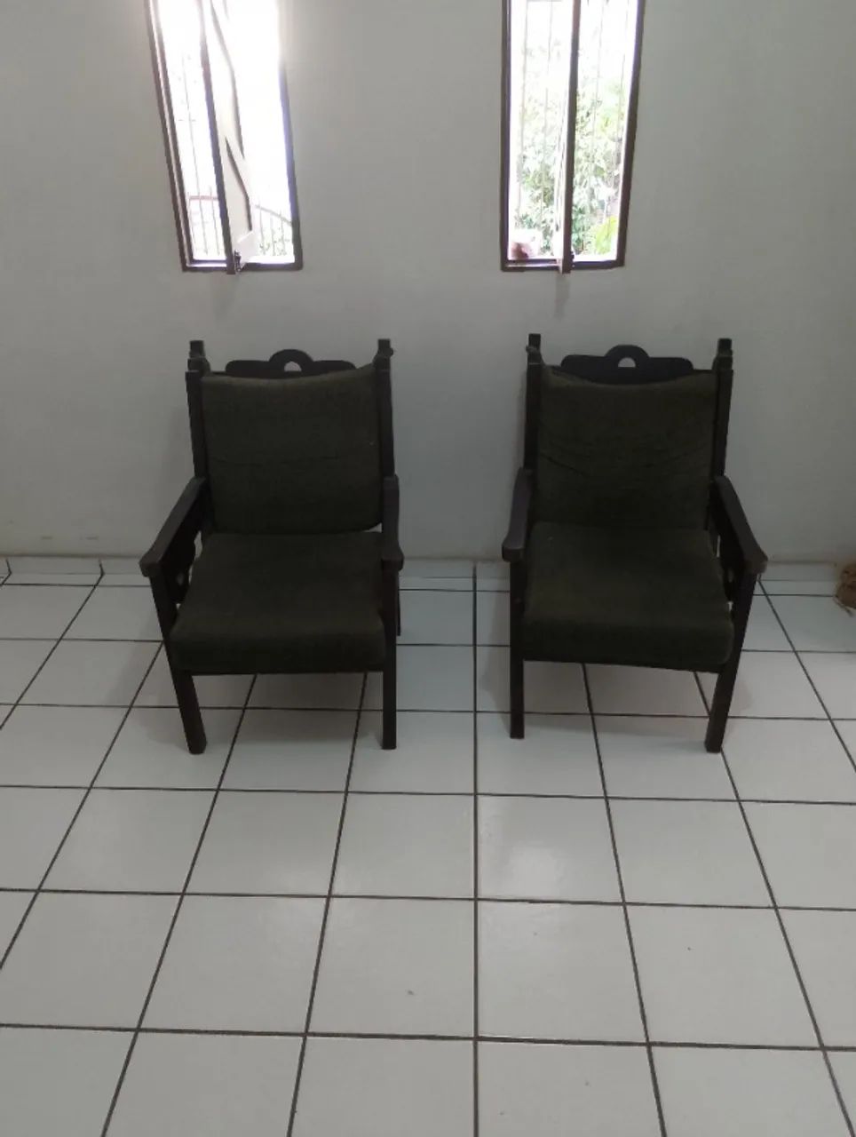 Cadeiras estofadas de sala estilo colonial