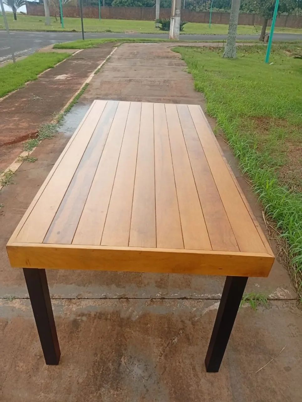 Mesa de madeira estrutura de aço 