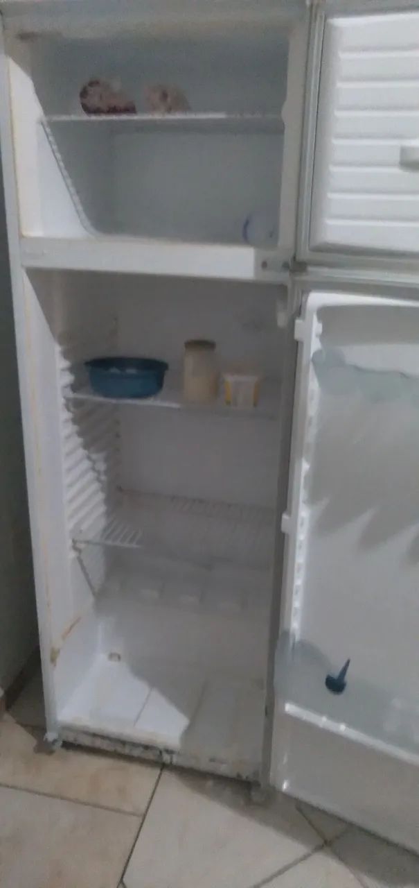 Vende se geladeira 
