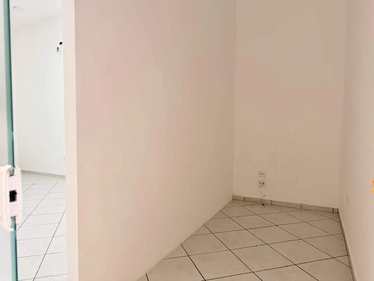 Sala comercial para locação no Centro, bairro Centro, cidade de Guararema/SP - Foto 4