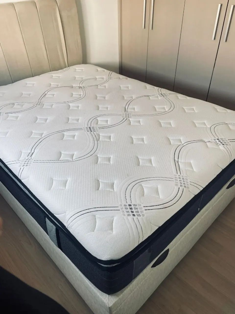 CAMA DE CASAL COM BAÚ COM COLCHÃO E CABECEIRA