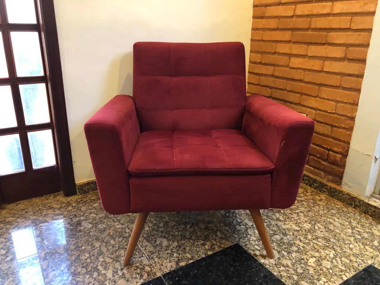 Poltrona Capitonê em Suede Vinho ? Estilo Mid-Century