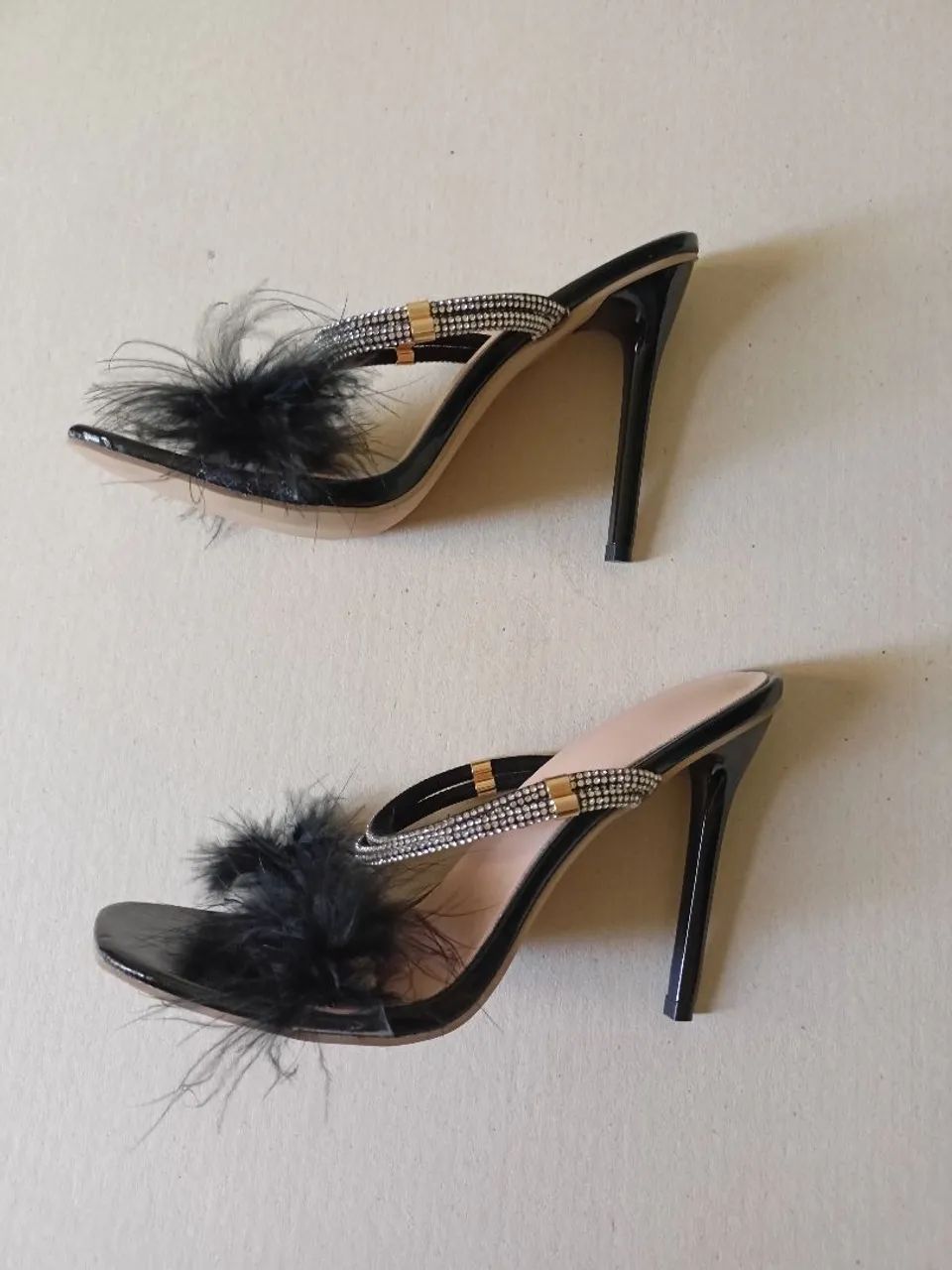 Sandália feminina salto alto modelo festa importada aplicação em plumas e strass  - Foto 3