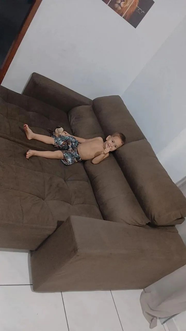 Vendo sofá retrátil,um lado tem q consertar 