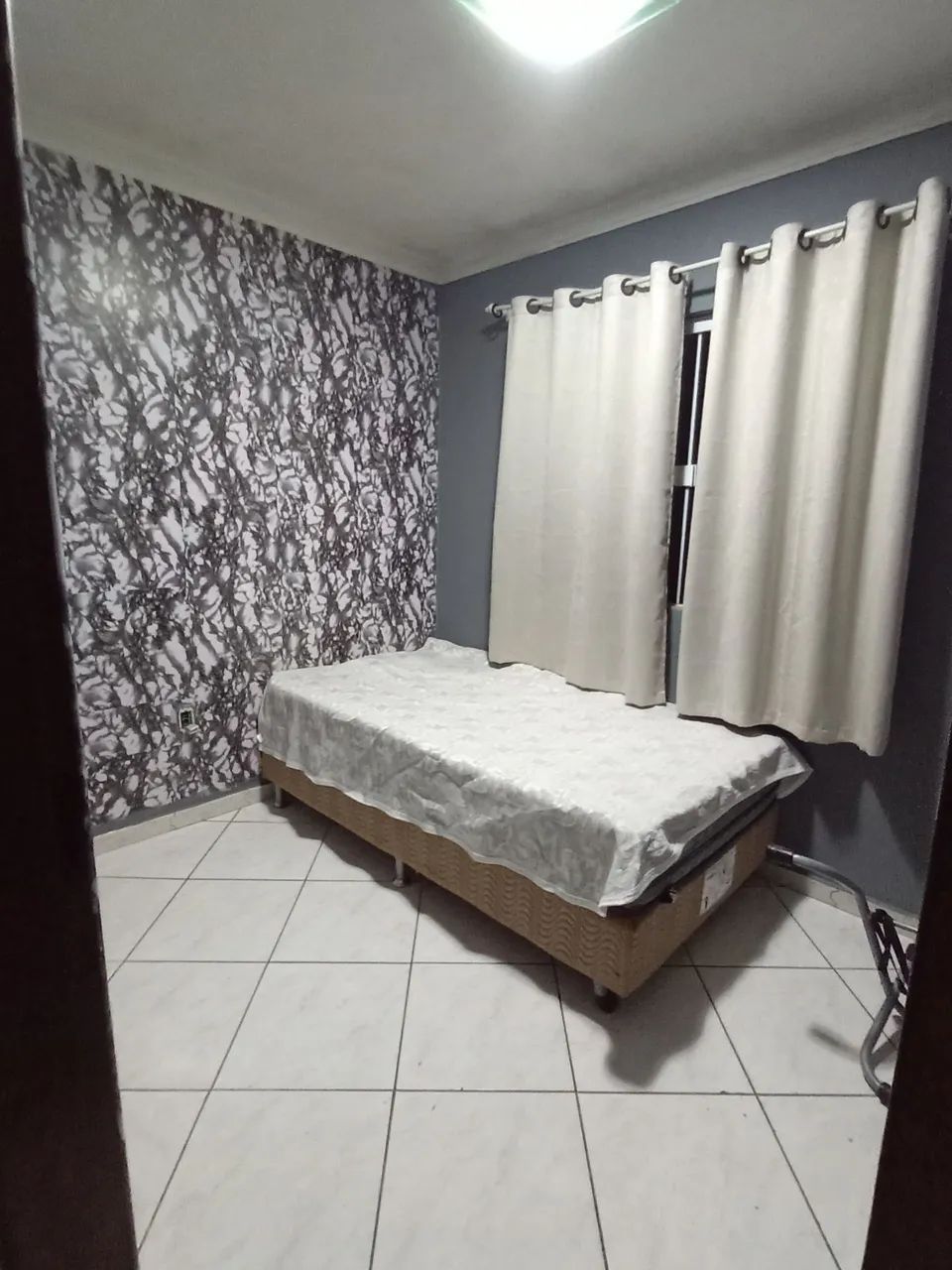 Alugo quarto de solteiro para mulher