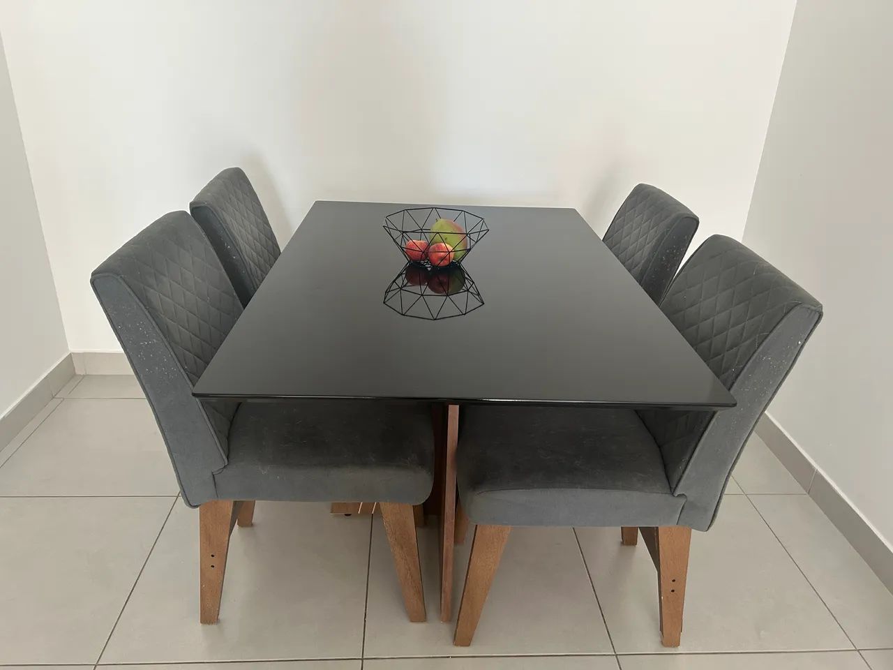 Mesa + 4 Cadeiras 