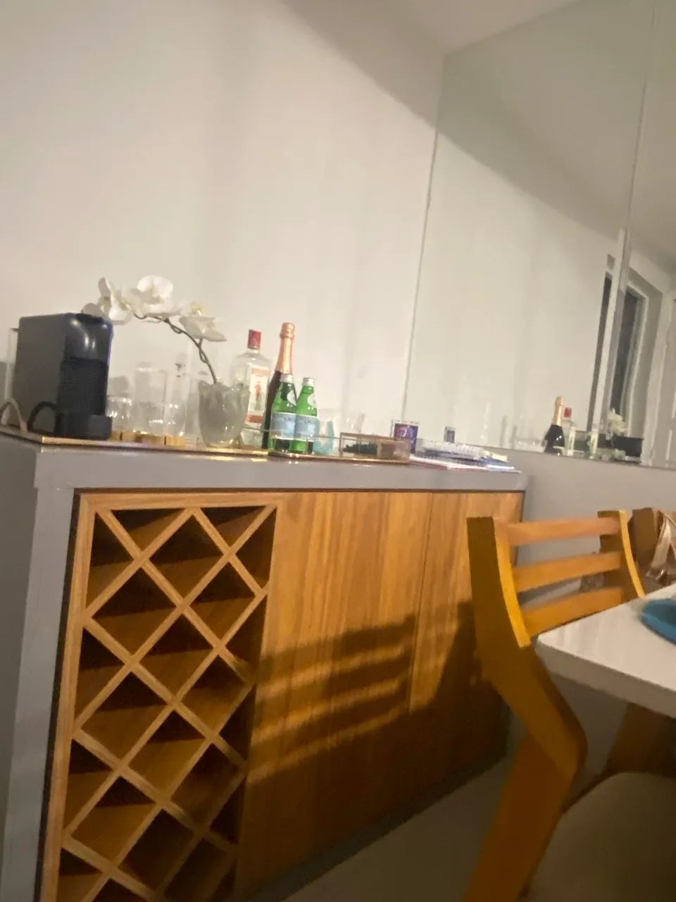 Buffet com adega e espelho novo - Foto 2