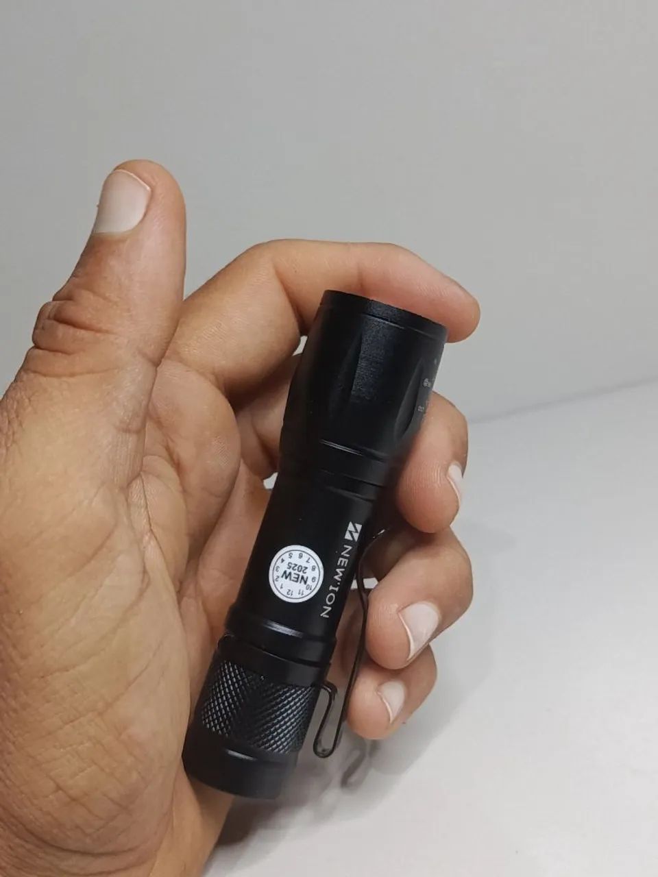 Mini Lanterna LED Recarregável USB + Case - Forte e Portátil - Foto 3