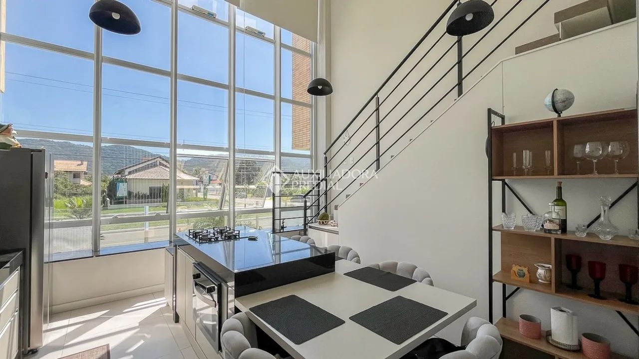 Lindo loft com pé direito duplo todo mobiliado a passos do mar - Foto 2