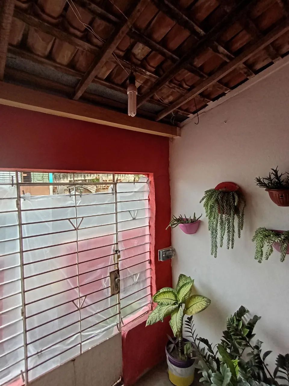 Vende-se casa espaçosa com ótima localização - Foto 2
