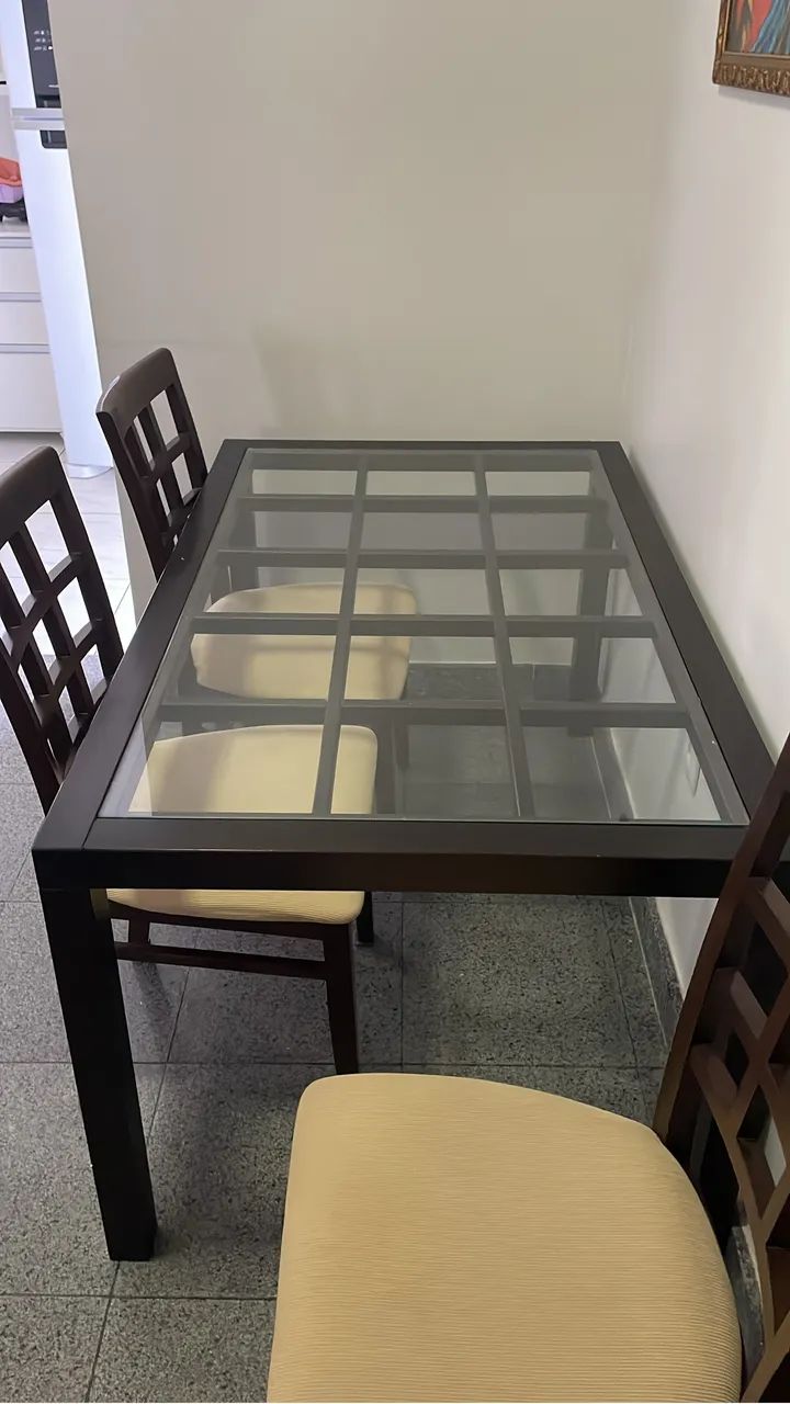 Conjunto de Mesa com 4 cadeiras em Madeira