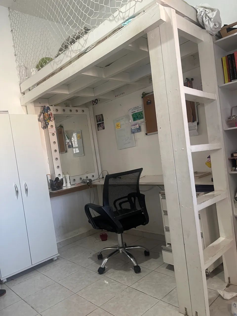  Cama de solteiro suspensa com colchão.