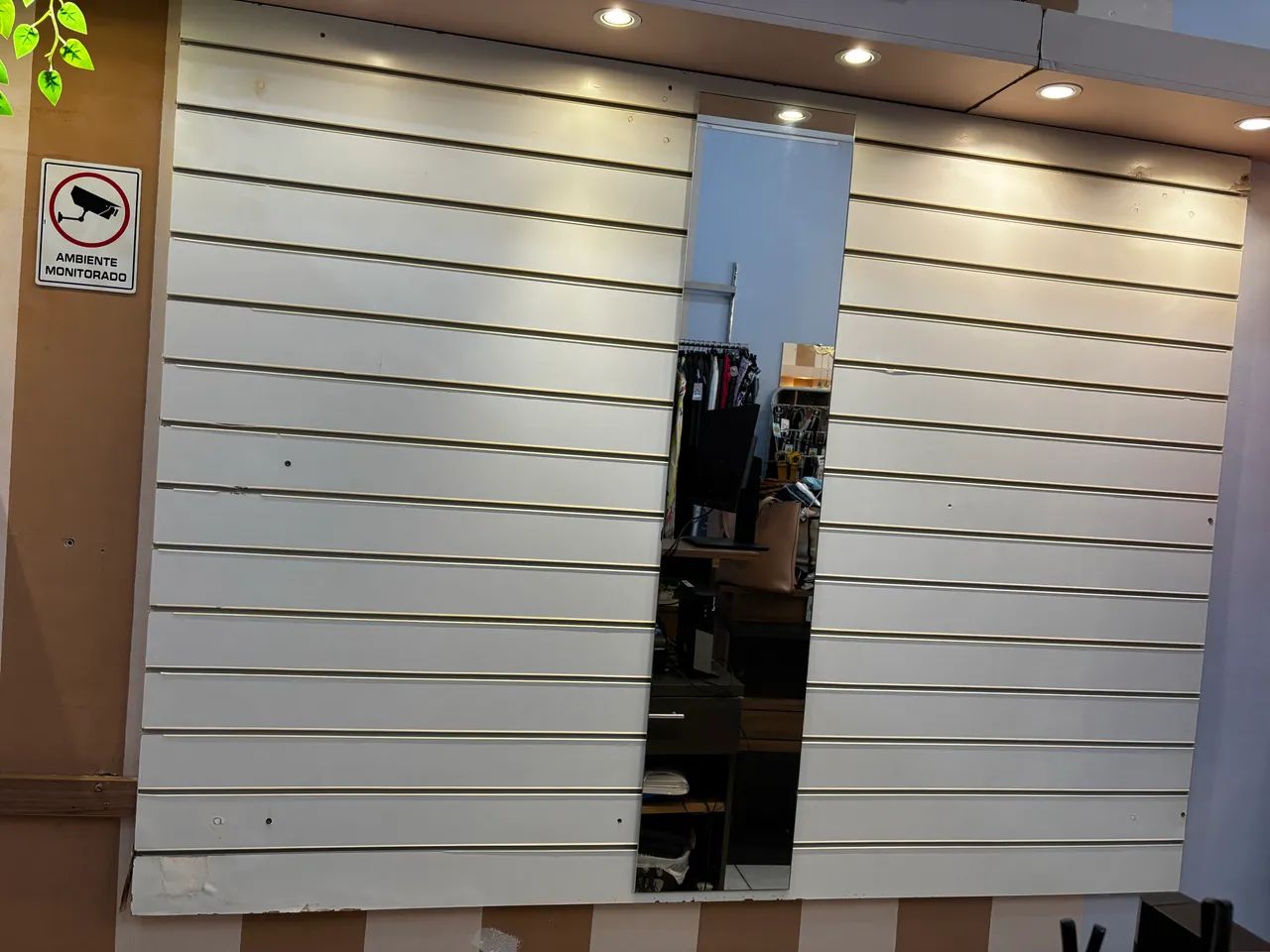Painel Canaletado com espelho e Led ganchos e cubo expositor  - Foto 2
