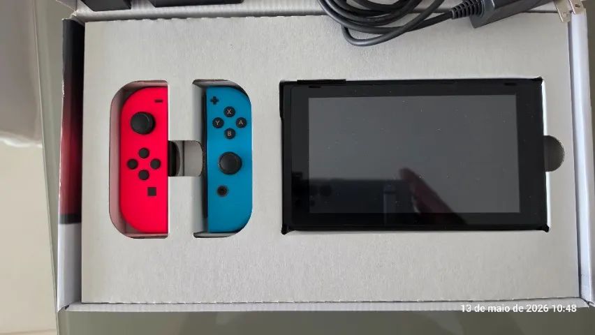 Nintendo Switch + par de controles extra + carregador + cartão de