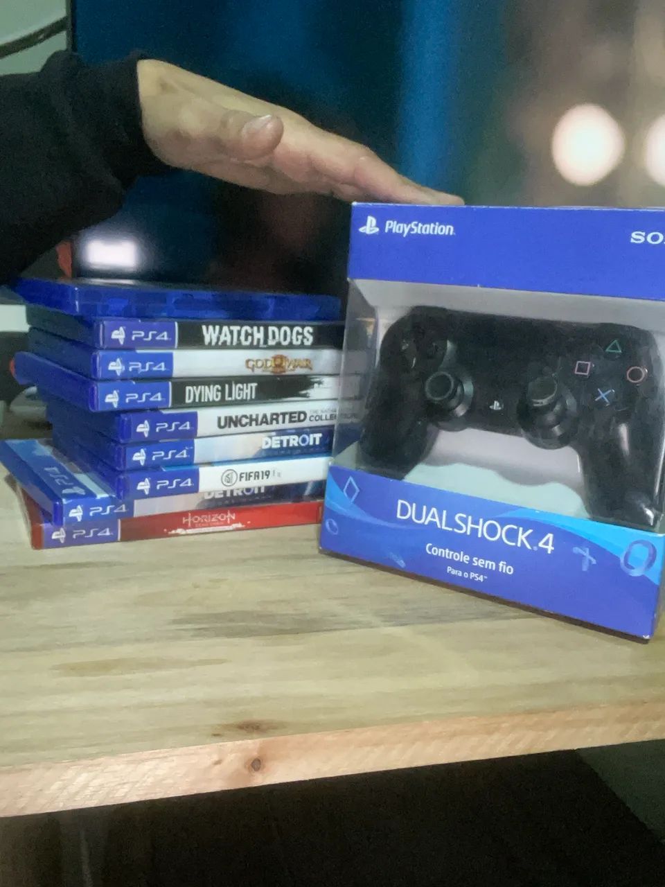 Ps4 Pro com jogos e 3 controles - Foto 4