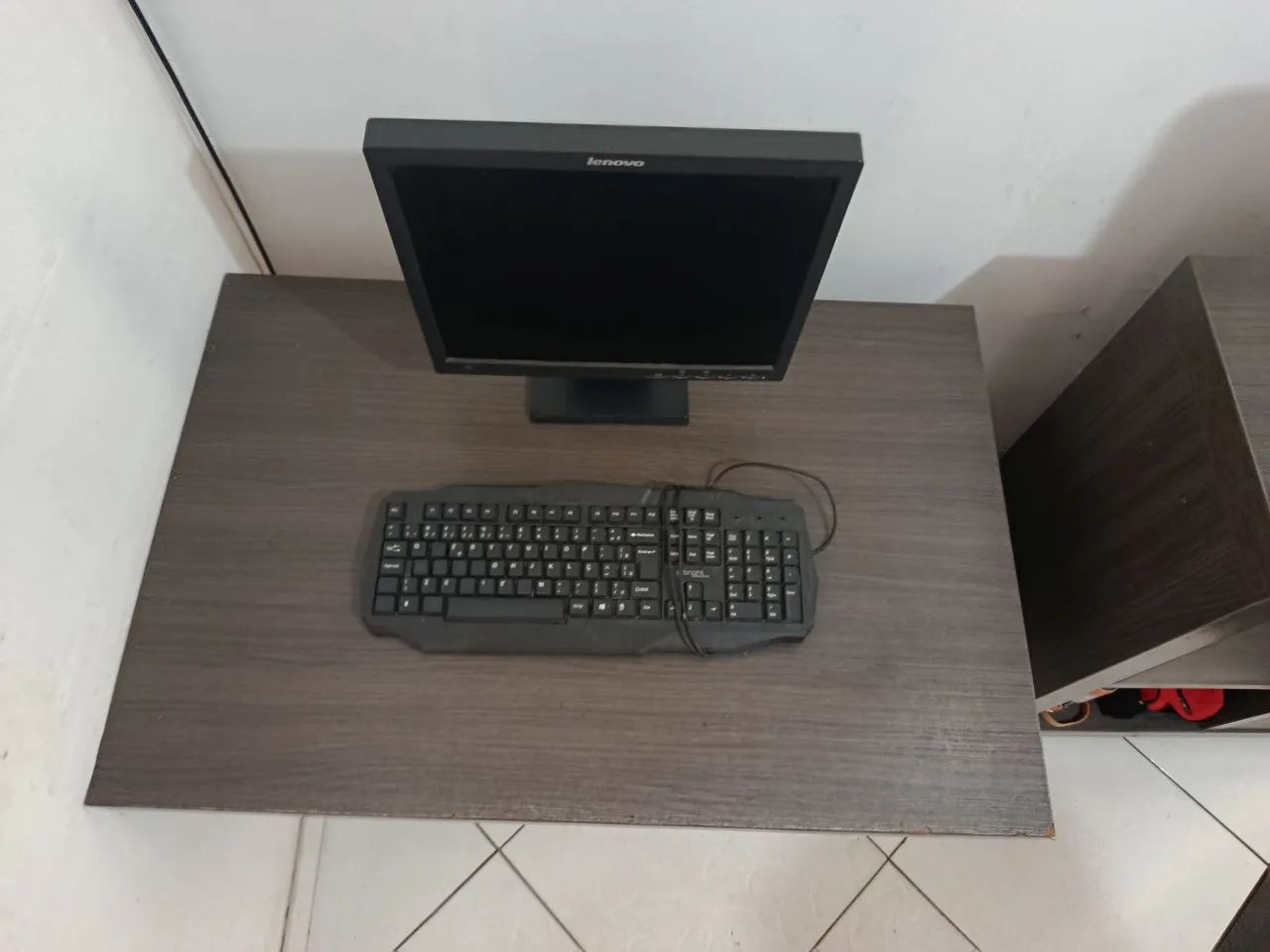 Escrivaninha com entrada pra computador. - Foto 2