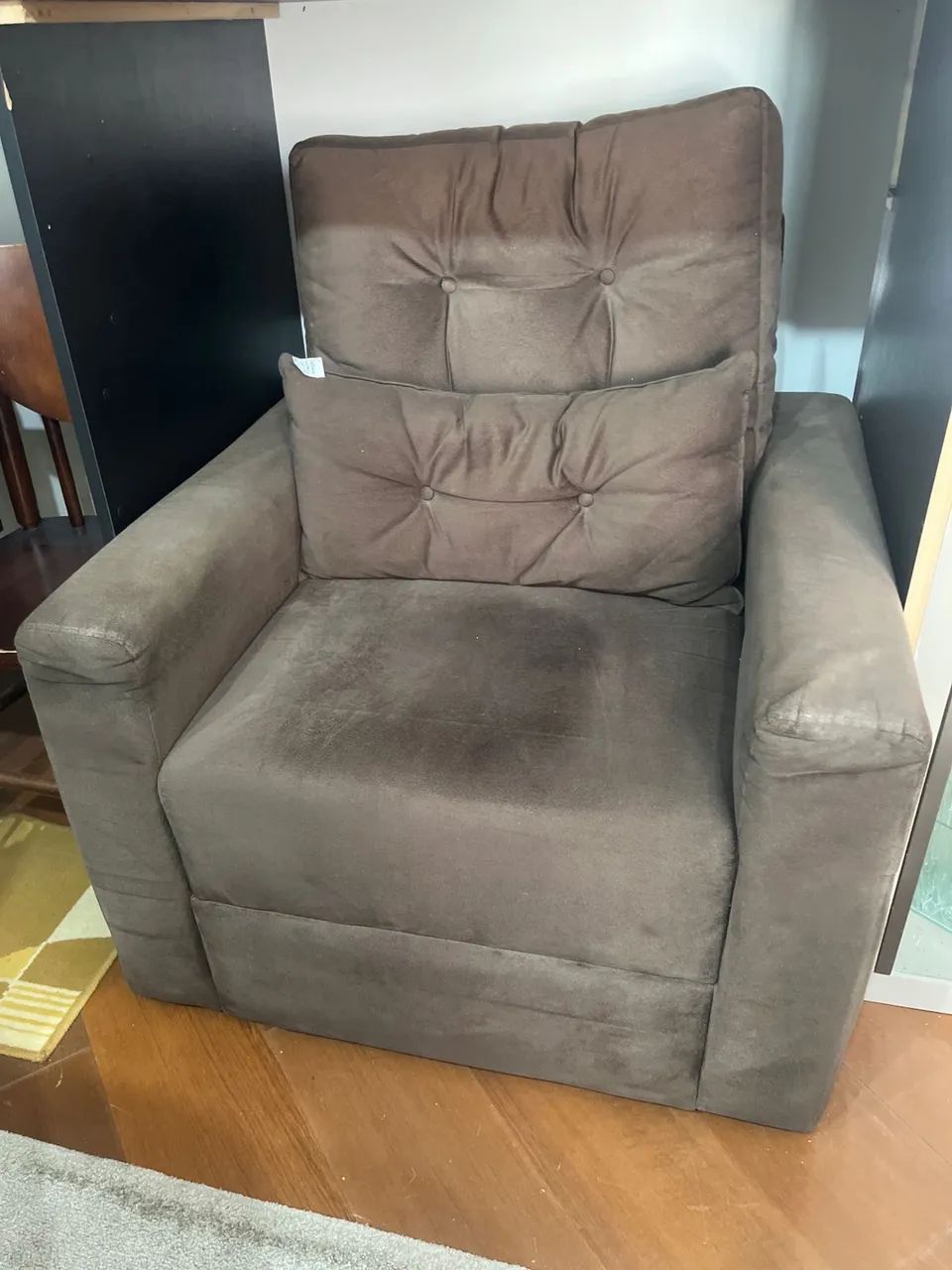 Poltrona em Suede Marrom com Almofada 