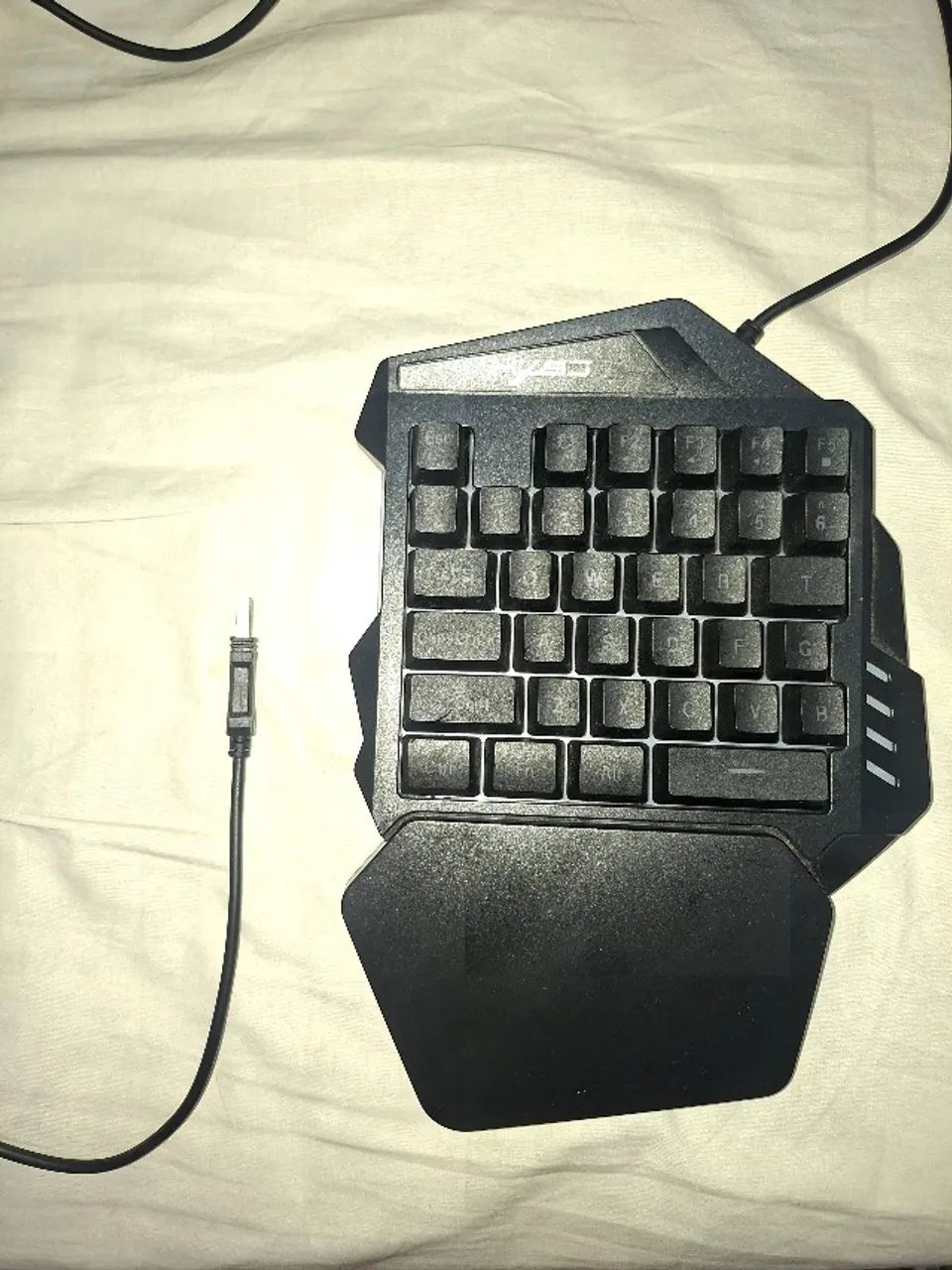 Teclado de uma mão semi mecânico
