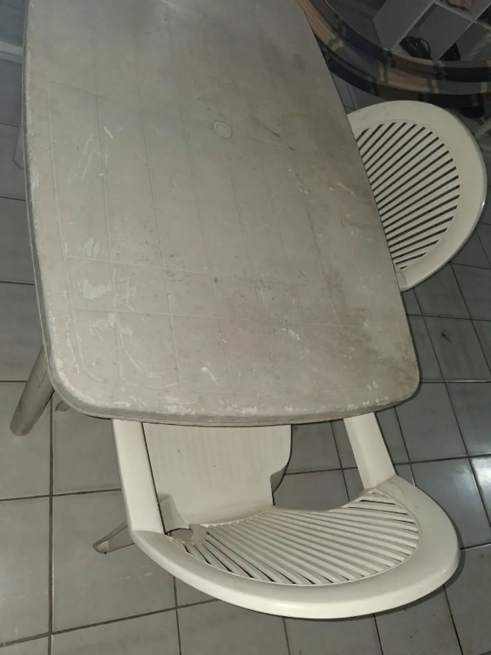 Mesa de Plástico Resistente e Três Cadeiras de Plástico Resistente - Foto 2