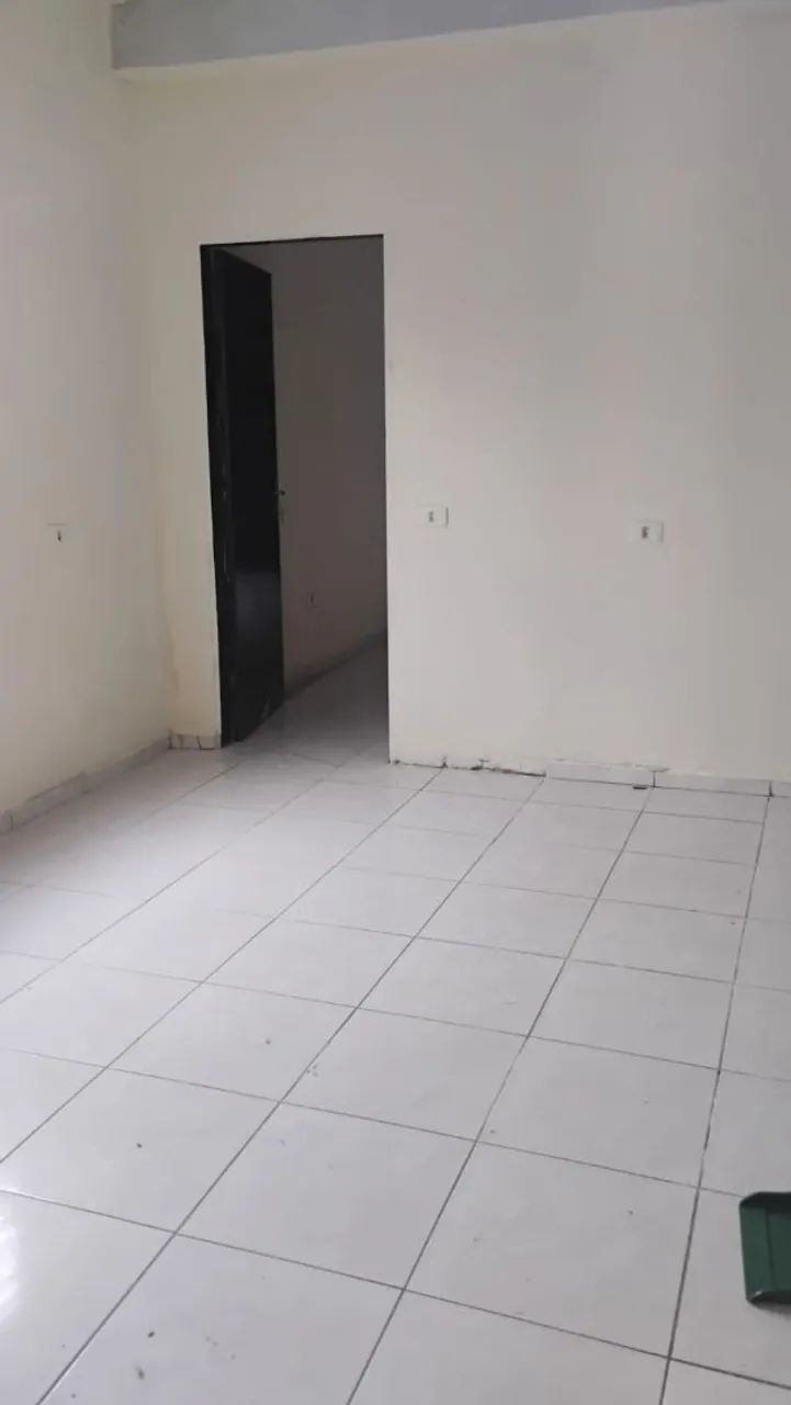 Aluga -se uma casa de 4 cômodos.