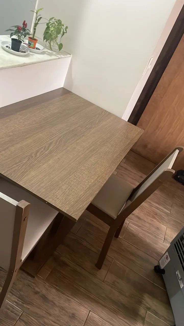 Mesa com 2 Cadeiras Usada - Acabamento Amadeirado - Foto 4