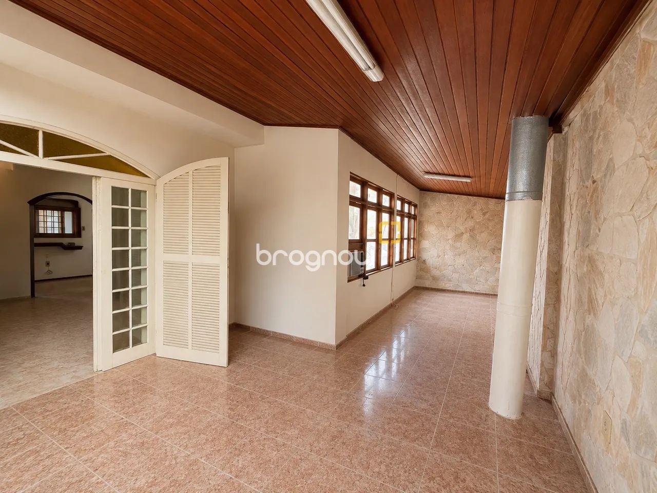 Sobrado no balneário do Estreito, aprox. 310mt2, com suíte, 2 quartos e garagem coberta - Foto 2