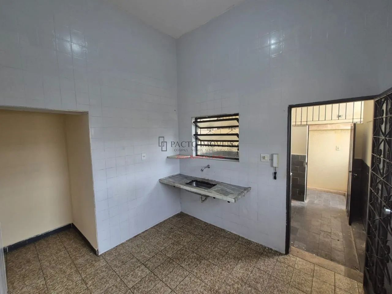 Prédio Comercial em Indústrias I (Barreiro) com 49 m² , 2 quarto(s)