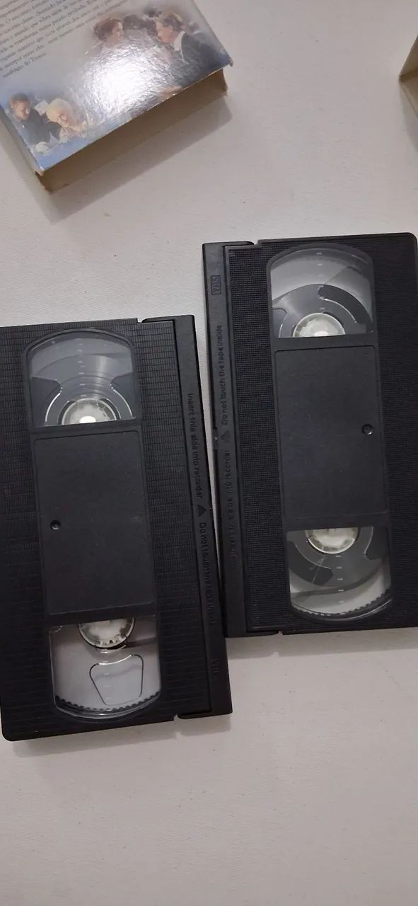 Caixa com 2 fitas vhs titanic usada. - Foto 5
