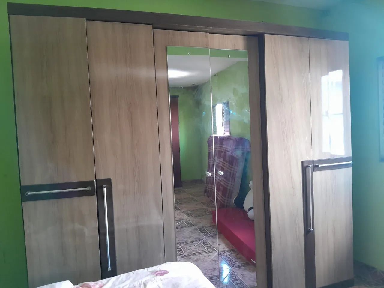 Guarda roupa de casal com espelho.