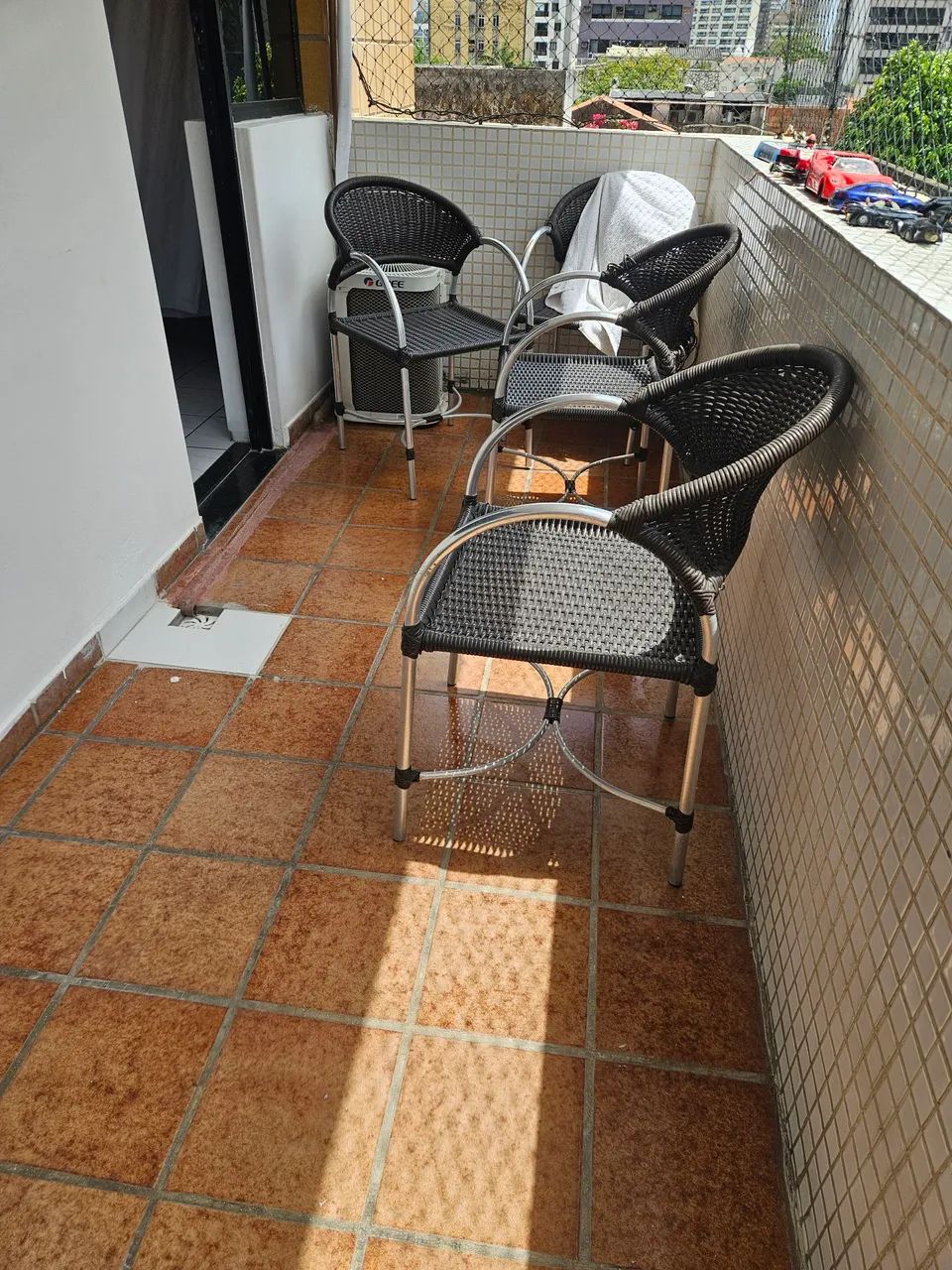 Cadeiras de Varanda 4 uns, mas mesa de centro com vidro - Foto 2