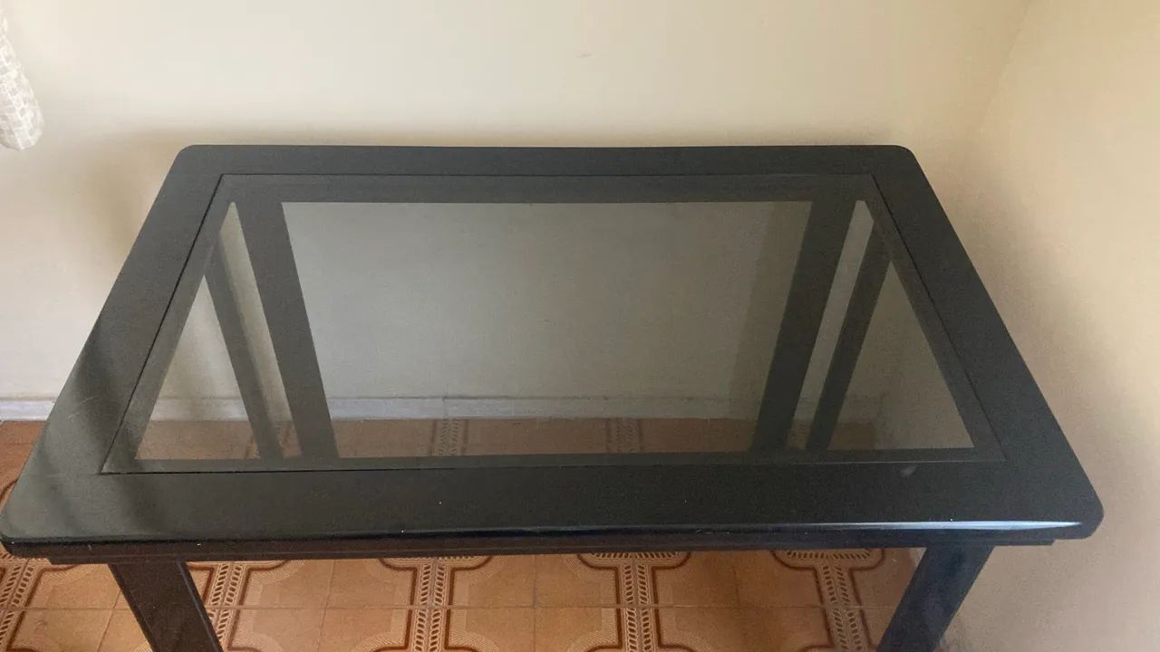 Mesa com 3 cadeiras e Tela de Vidro.