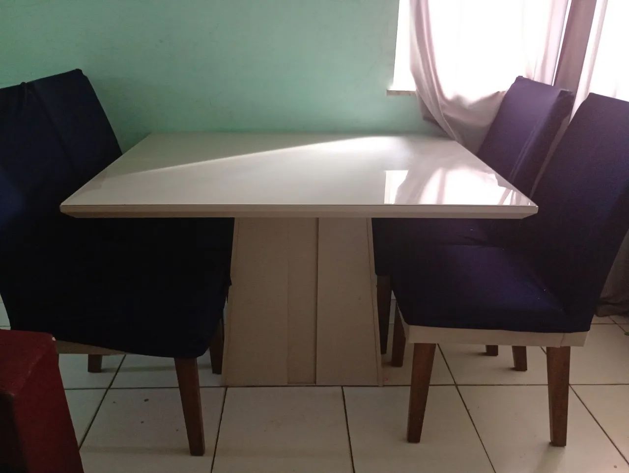 Mesa com quatro cadeiras - Foto 2