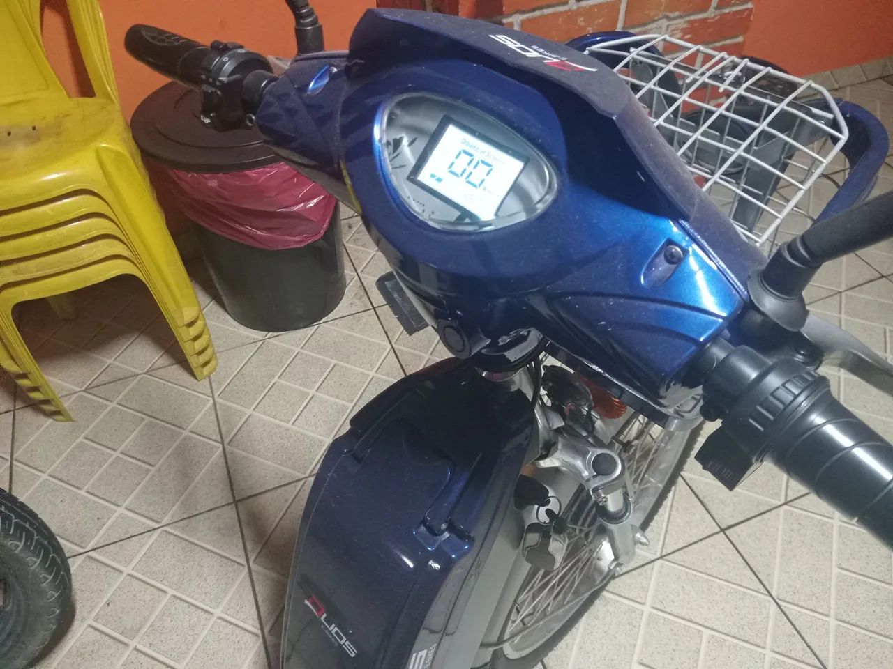 Bicicleta Elétrica E-Maxx Duos 800W Entrada USB Alarme e Seta cor azul - Foto 10