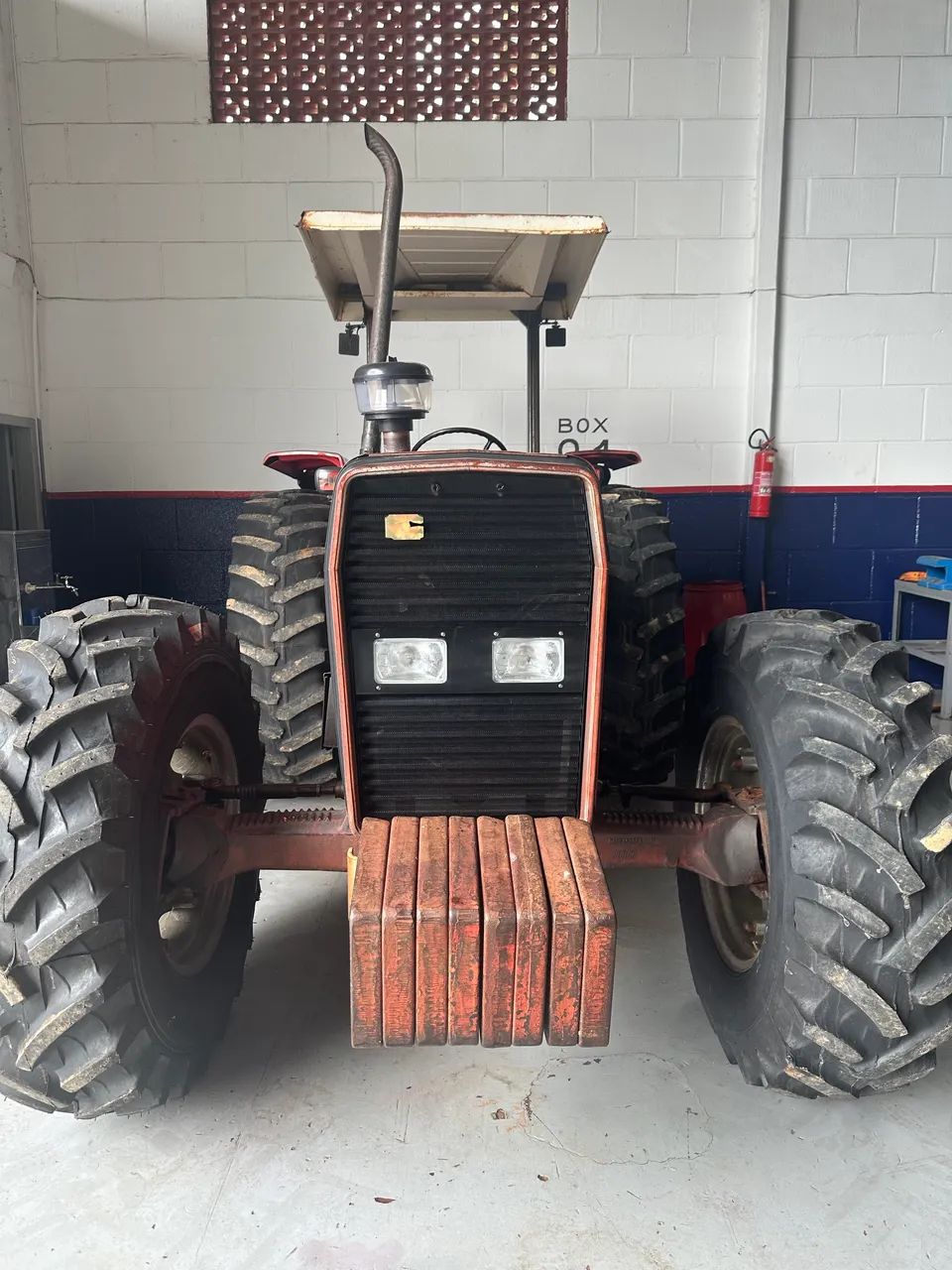 Trator Massey Ferguson. MF290/4 