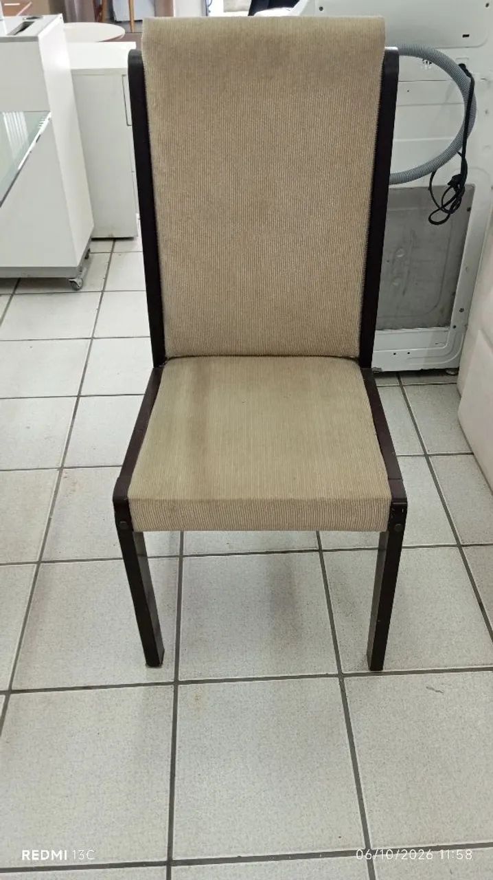Vendo mesa de vidro com 6 cadeiras estofadas  - Foto 3