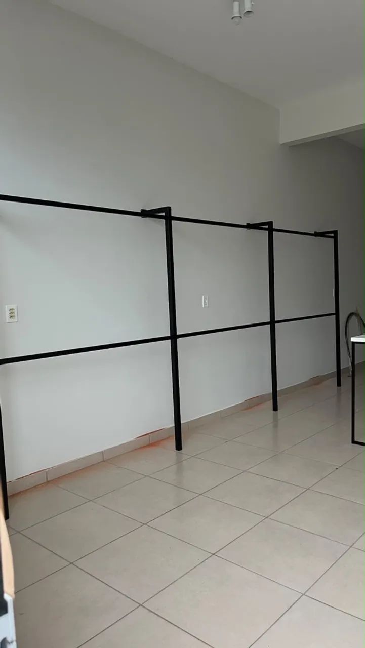 Araras para loja, arara de roupa, tenis e boné. 