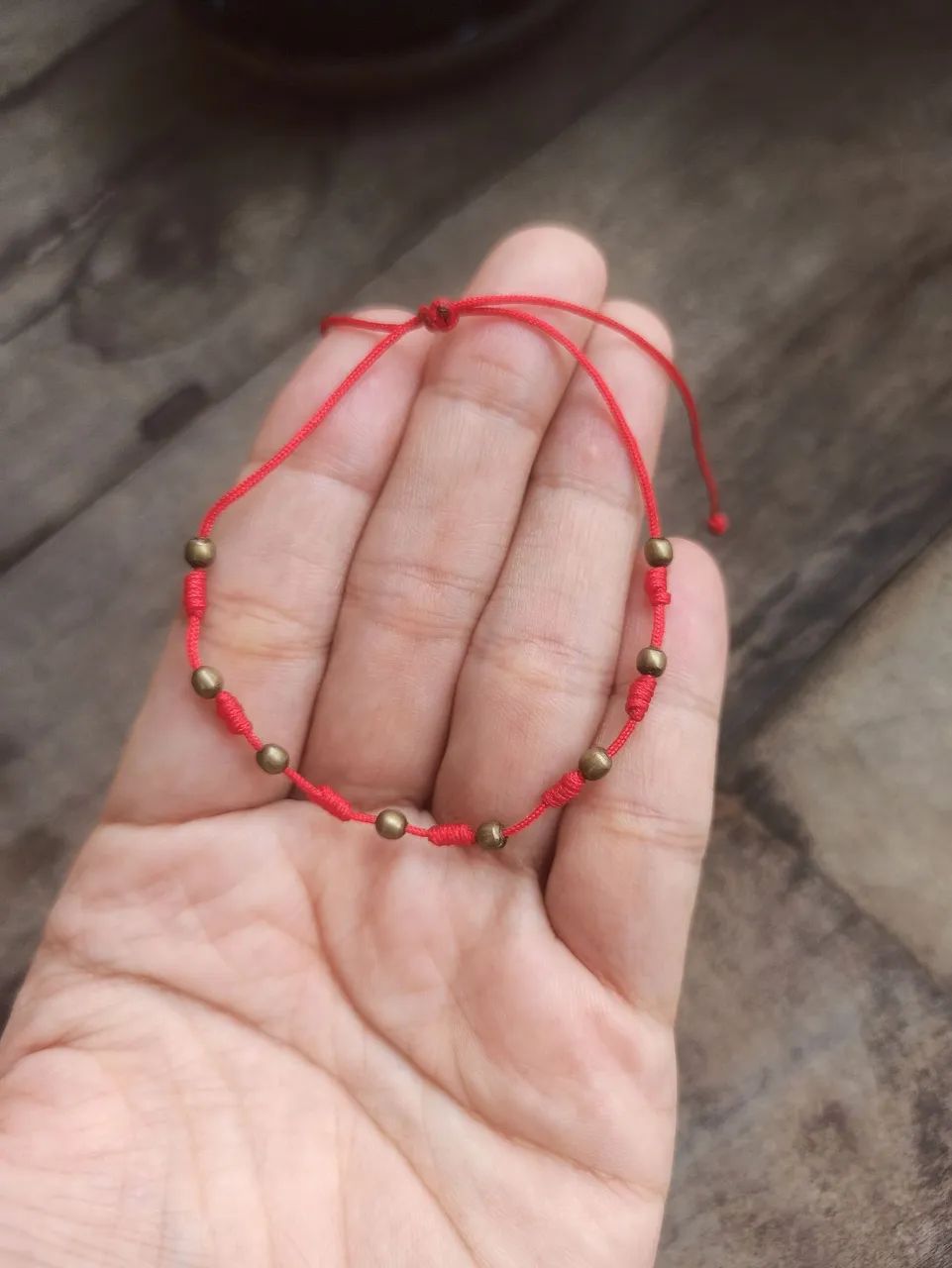 Pulseira 7 nós vermelha com miçanga 