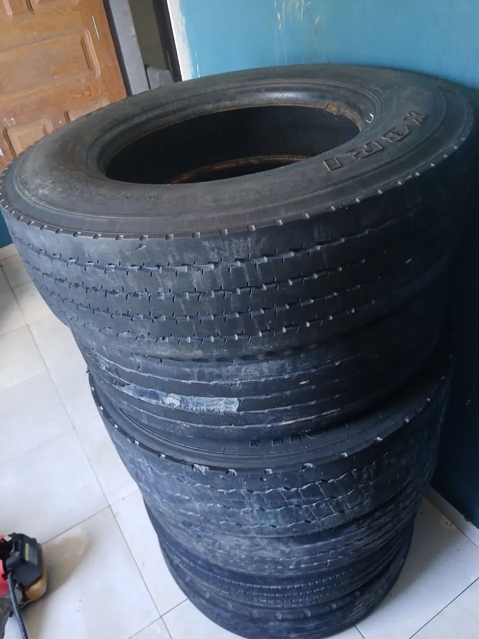 Vendo 6 pneus 215 para caminhão3/4 - Foto 5