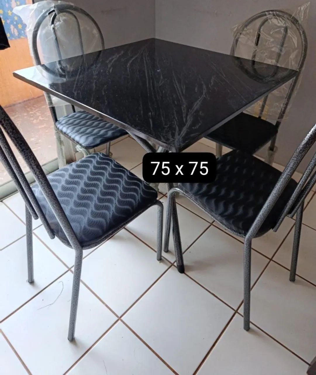 Mesas de jantar com quatro cadeiras 