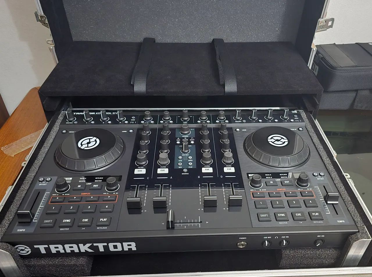 Controlador DJ Traktor Kontrol S4 Mk1