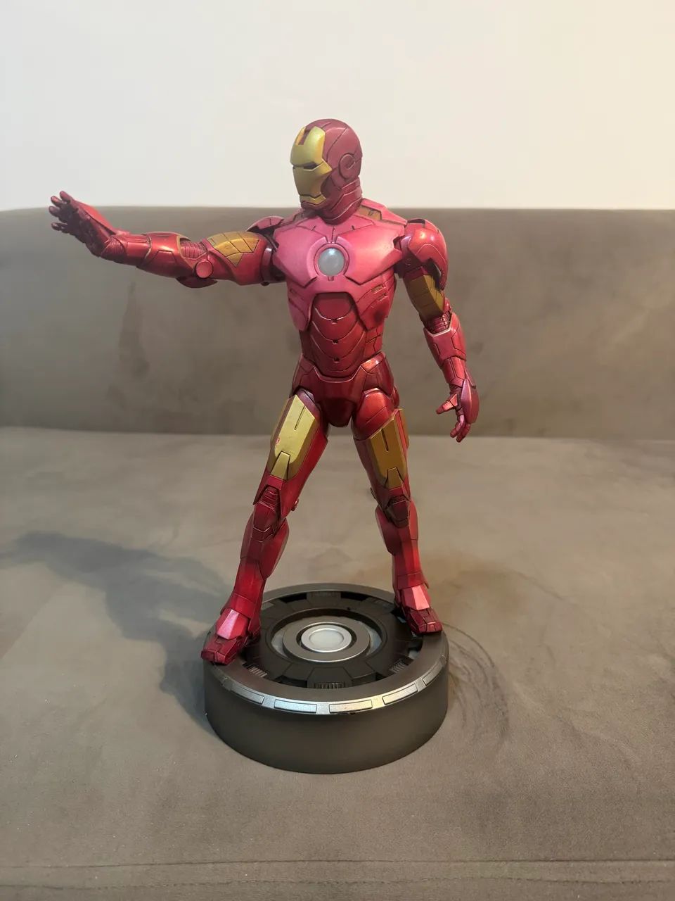 Iron Man (Homem de Ferro) - Miniatura Articulada com Base LED