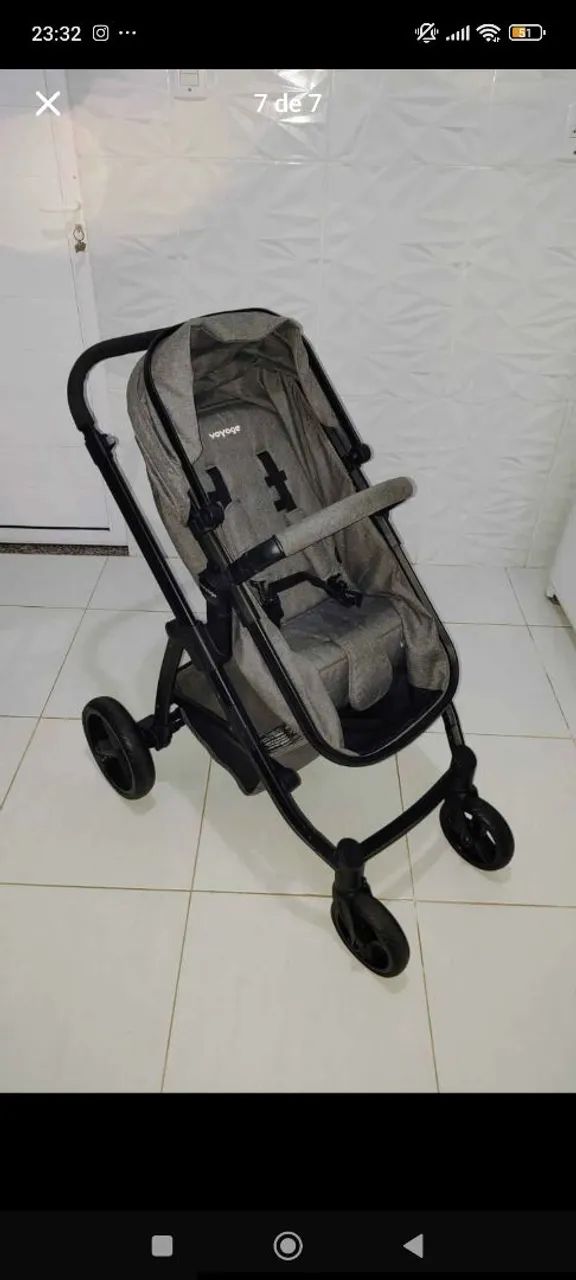 Carrinho de bebê com bebê conforto 