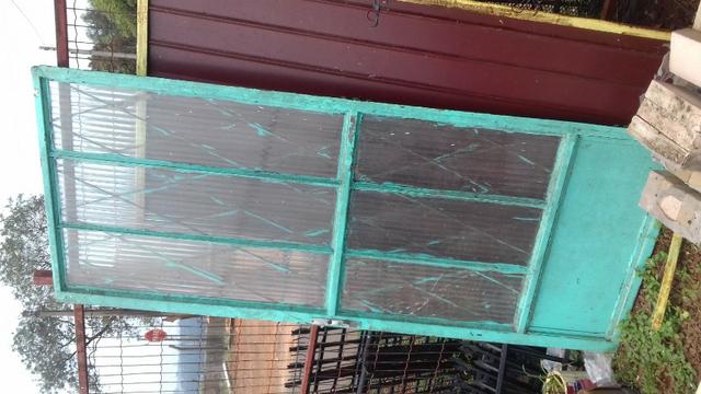 Porta de ferro com vidro e grades 80 x 2.10m