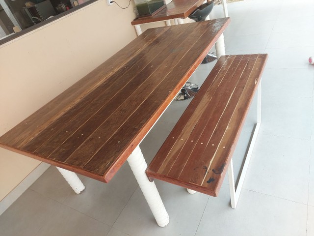 Vendo mesa de madeira de demolição  com dois bancos  - Foto 2
