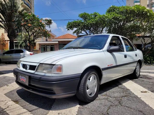 VOLKSWAGEN - SAVEIRO - 2006/2007 - Prata - R$ 37.500,00 - Veículos & Cia