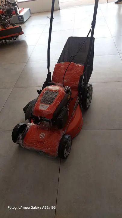 Máquina de cortar grama a gasolina com tração Husqvarna - Foto 2