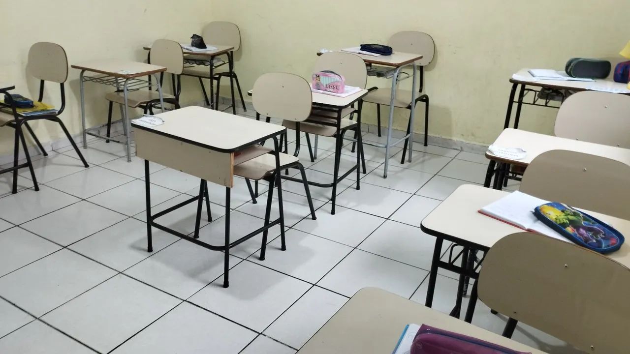 Cadeiras e Mesas Escolares - Kit Completo