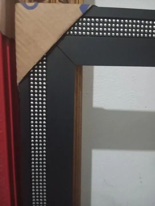moldura preta com detalhes na cor prata luxo