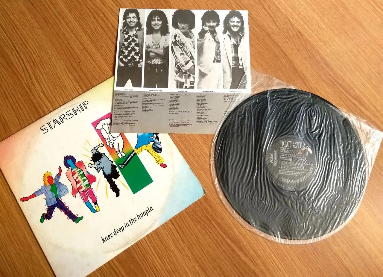 Starship knee deep in the hoopla  - Foto 4
