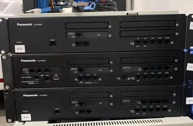 Central telefônica Panasonic KX com dois módulos